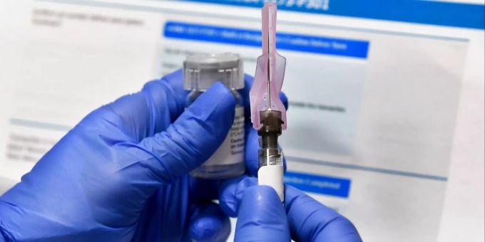 Eine Krankenschwester bereitet eine Impfung vor. (Symbolbild) Coronavirus - Impfstoffstudie