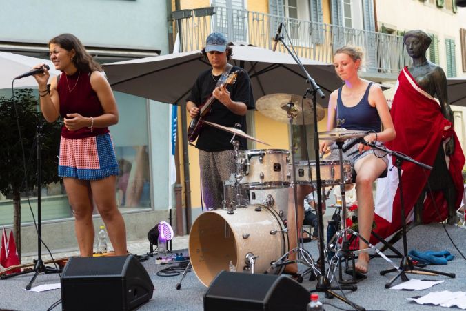 Kennengelernt haben sich die Musiker/innen von Tapir an der Jazzschule Bern.