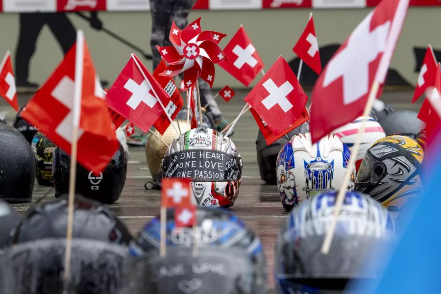 HELM, MOTORRADHELM, LAERMBEGRENZUNG, BUNDESPLATZ, PROTESTAKTION, CORONAVIRUS, COVID-19, COVID 19,