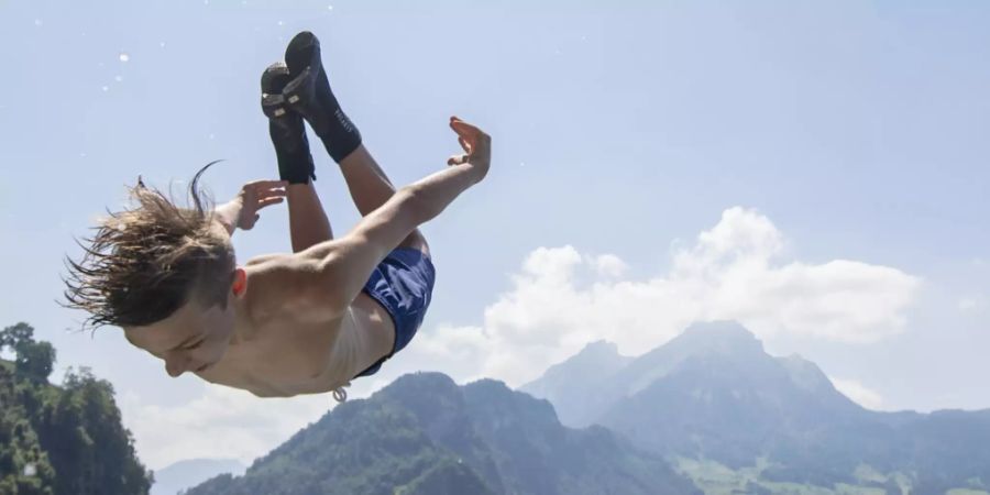 Ab ins Wasser bei dieser Hitze - mit einem Sprung in den Vierwaldstättersee bei Stansstad.