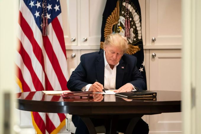 Donald Trump, Präsident der USA, arbeitet in der Präsidenten Suite des Militärkrankenhauses Walter Reed in Bethesda. Donald Trump