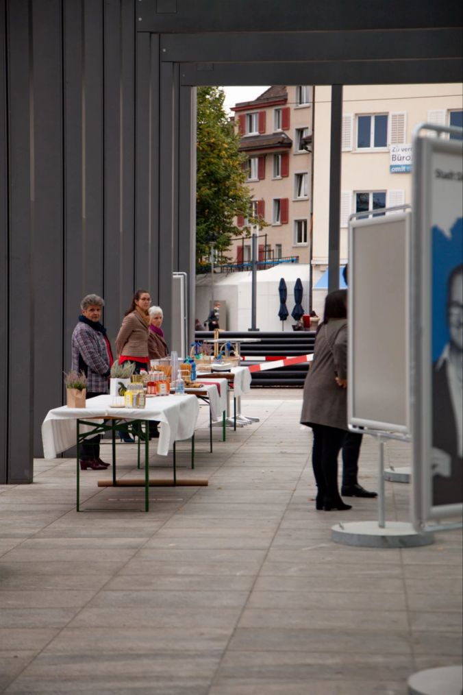 Casa Canei hat liebevoll ein Büffet für die Vernissage vorbereitet.