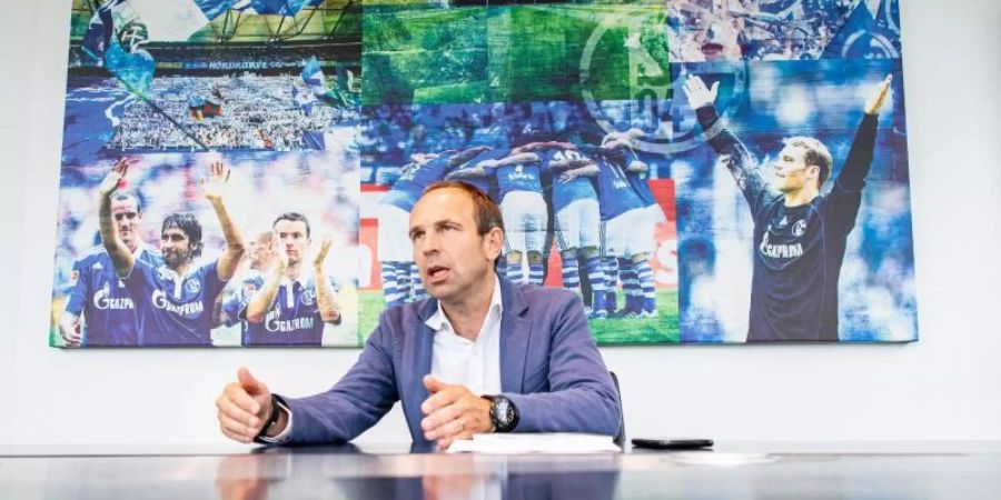 Alexander Jobst, Vorstand für Marketing, Vertrieb und Organisation beim FC Schalke 04. Foto: Guido Kirchner/dpa