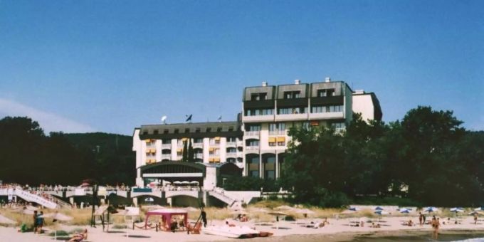 Das Hotel Riviera in Slatni Pjassazi (Goldstrand) am Schwarzen Meer. Das Hotel Riviera, das zu DDR-Zeiten Romantika hiess, ist eine beliebtes Reiseziel bei deutschen Feriengäste, vornehmlich aus der früheren DDR. Foto: Georgi Genchev/BTA/EPA/dpa Das Hotel Riviera in Slatni Pjassazi (Goldstrand) am Schwarzen Meer. Das Hotel Riviera, das zu DDR-Zeiten Romantika hiess, ist eine beliebtes Reiseziel bei deutschen Feriengäste, vornehmlich aus der früheren DDR. Foto: Georgi Genchev/BTA/EPA/dpa