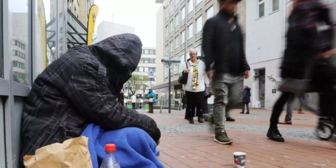 Ein Obdachloser in der Dortmunder Innenstadt. Das Armutsrisiko in Deutschland ist so hoch wie seit vielen Jahren nicht mehr. Foto: Ina Fassbender/dpa Ein Obdachloser in der Dortmunder Innenstadt. Das Armutsrisiko in Deutschland ist so hoch wie seit vielen Jahren nicht mehr. Foto: Ina Fassbender/dpa