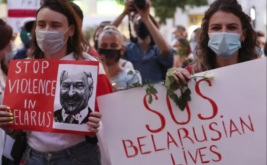 Die Demonstranten fordern nun den Rücktritt des autoritären Präsidenten Lukaschenko.