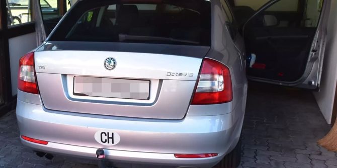 Fahrzeug bis zum Eintreffen der Polizei unberührt lassen