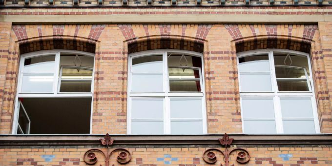 Fenster einer Grundschule in Stuttgart (D) sind im Kampf gegen das Coronavirus zum Lüften geöffnet. Geöffnete Schulfenster Coronavirus
