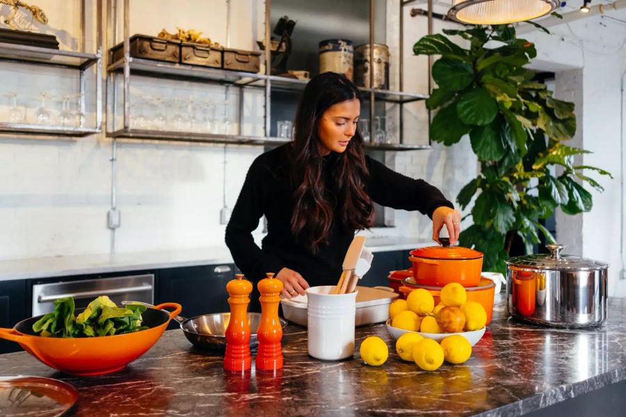 Frau kocht vegan