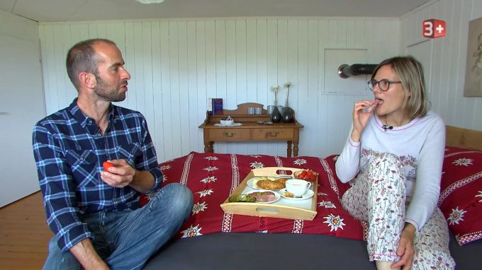 «Bauer ledig sucht»-Landwirt Andreas brachte seiner Hofdame Rebekka das Frühstück ans Bett. Sie war hin und weg und gönnte sich ein Stück Salami. «Bauer ledig sucht»