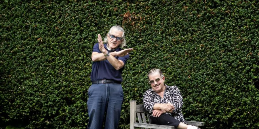 Yello - Sänger Dieter Meier (links) und Tonmeister Boris Blank - haben ihre Posen über die Jahre nummeriert. Die gekreuzten Arme und der Blick nach vorne könnten eine Fünfzehn sein.