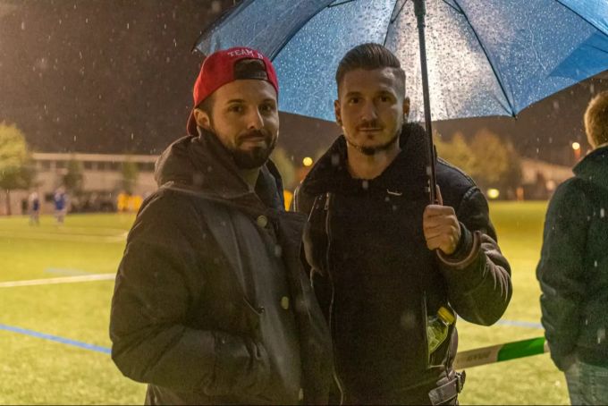 Leo (links) und Ilir fanden trotz Regen den Weg an den Match. FC Wohlen Match