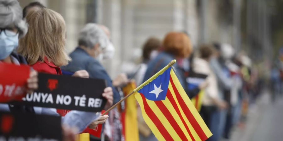 Demonstranten mit katalanischen Unabhängigkeitsfahnen protestieren in Barcelona gegen den Besuch des spanischen Königs Felipe. Foto: Kike Rincón/EUROPA PRESS/dpa