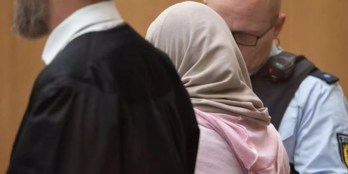 Die Angeklagte (M) musste sich vor dem Oberlandesgericht in Stammheim wegen Mitgliedschaft in der Terrormiliz Islamischer Staat (IS) verantworten. (Archivbild). Foto: Marijan Murat/dpa Die Angeklagte (M) musste sich vor dem Oberlandesgericht in Stammheim wegen Mitgliedschaft in der Terrormiliz Islamischer Staat (IS) verantworten. (Archivbild). Foto: Marijan Murat/dpa