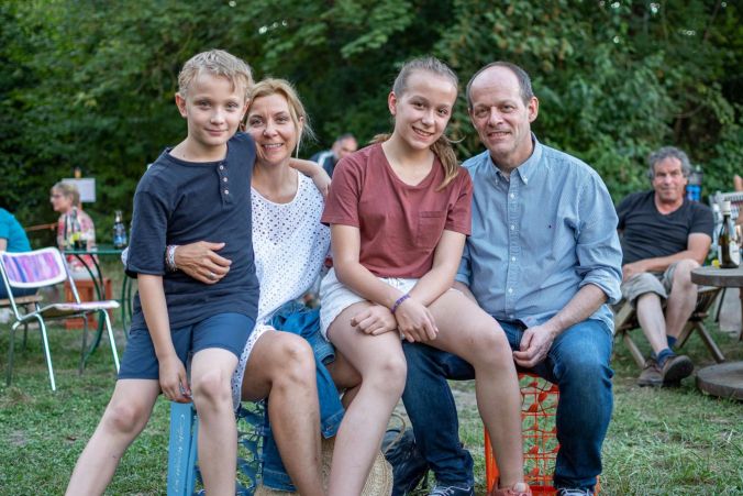 Familie Glarner in der Sommerbar Wohlen.