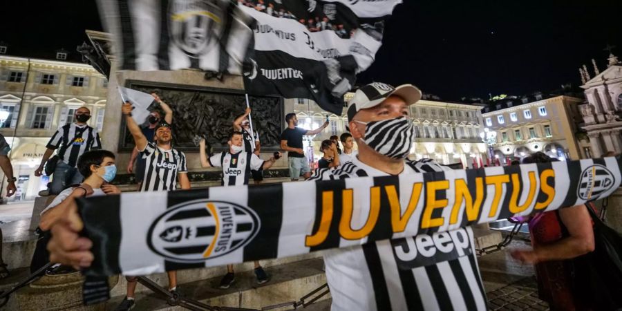 Fans von Juventus feiern den neunten Titel in Serie.