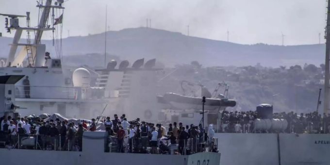 Migranten werden mit Schiffen der italienischen Marine von Lampedusa nach Sizilien gebracht. Foto: Fabio Peonia/LaPresse/ AP/dpa Migranten werden mit Schiffen der italienischen Marine von Lampedusa nach Sizilien gebracht. Foto: Fabio Peonia/LaPresse/ AP/dpa