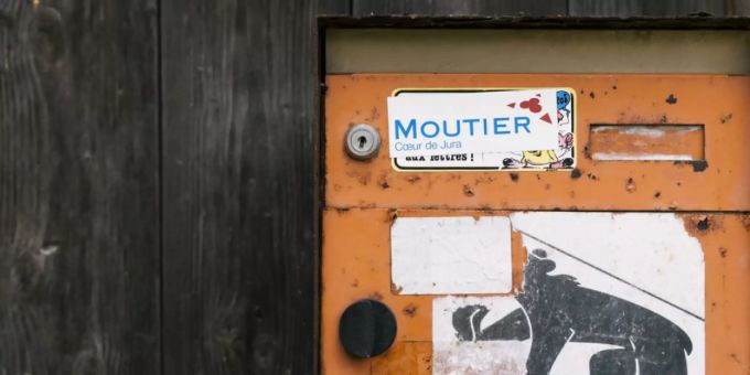 Ein Briefkasten mit einem Berner Wappen und einem Moutier-Aufkleber. Die Frage der Kantonszugehörigkeit erhitzt die Gemüter im bernjurassischen Städtchen seit langem. Moutier Bern Jura