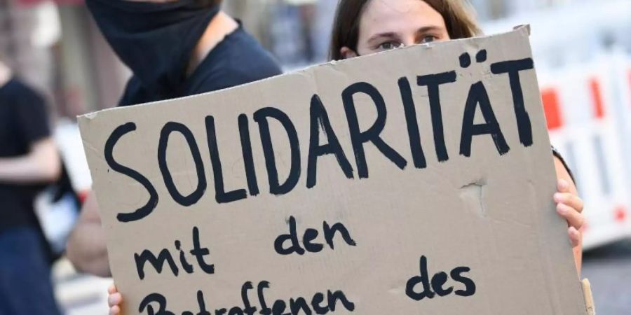 Eine Demonstrantin in Wiesbaden zeigt «Solidarität mit den Betroffenen des NSU 2.0». Foto: Arne Dedert/dpa