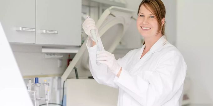 Universität - Immunprotein hemmt SARS-CoV-2