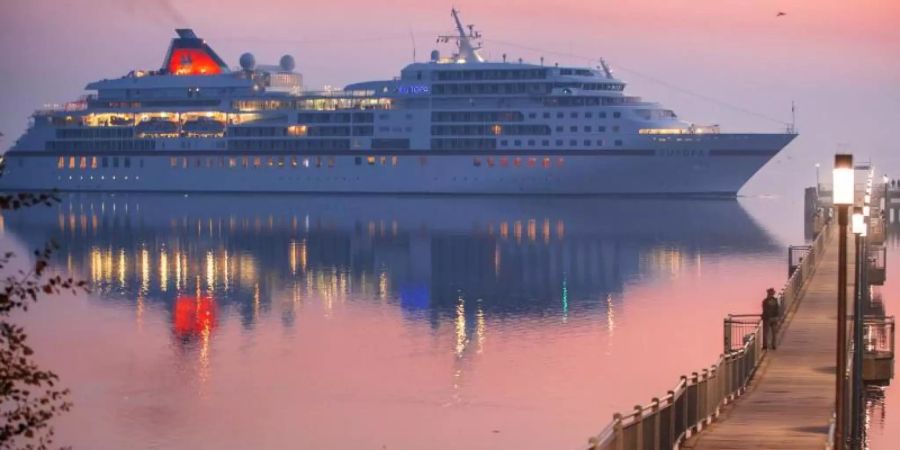 Wer an Bord eines Kreuzfahrtschiffes geht, muss künftig einen negativen Corona-Test vorweisen. Foto: Jens Büttner/dpa-Zentralbild/dpa