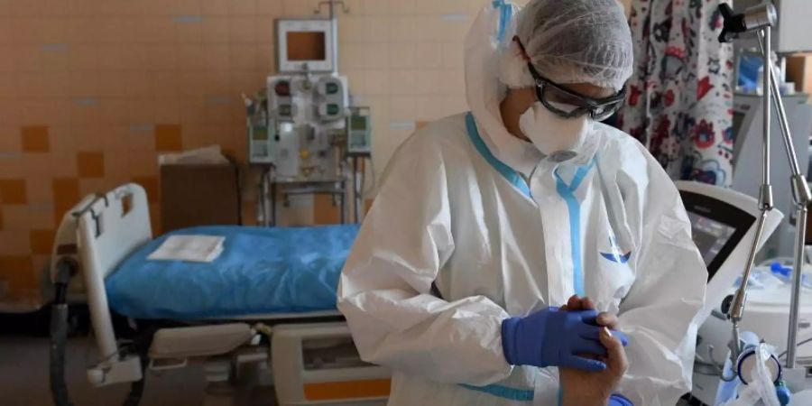 Ein Sanitäter behandelt einen Covid-19-Patienten auf der Intensivstation des Allgemeinen Universitätsklinikums in Prag. Foto: Ondøej Deml/CTK/dpa