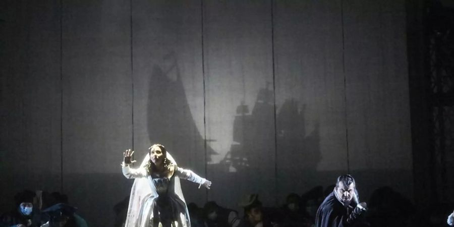 Die Dienerin Emilia (Sarah Mehnert) und die Zyprioten erwarten die Ankunft von Otello: Die Berner Inszenierung der Verdi-Oper «Otello» rückt die Dienerin ins Zentrum; aus ihrer Perspektive wird das Drama erzählt.