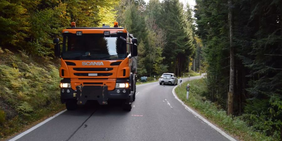 Streifkollision zwischen Auto und Lastwagen
