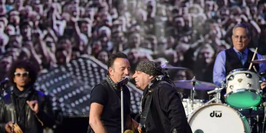 Bruce Springsteen (2.v.l) mit Saxofonist Jake Clemons (l-r), Gitarrist Steven Van Zandt und Schlagzeuger Max Weinberg Band 2016 in München. Foto: picture alliance / dpa