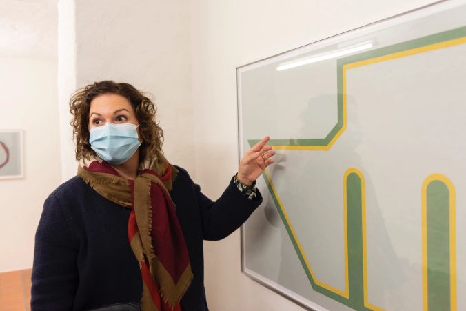 Patricia Bieder, Teamleiterin und künstlerische Beraterin weist auf die Präzision der Zeichnungen.