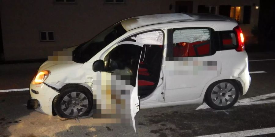 Beim Unfall wurden zwei Personen verletzt.