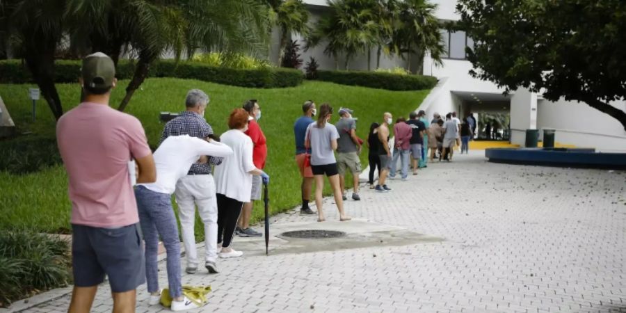 Wähler in Miami Beach stehen für «Early Voting» bei den US-Wahlen 2020 Schlange.