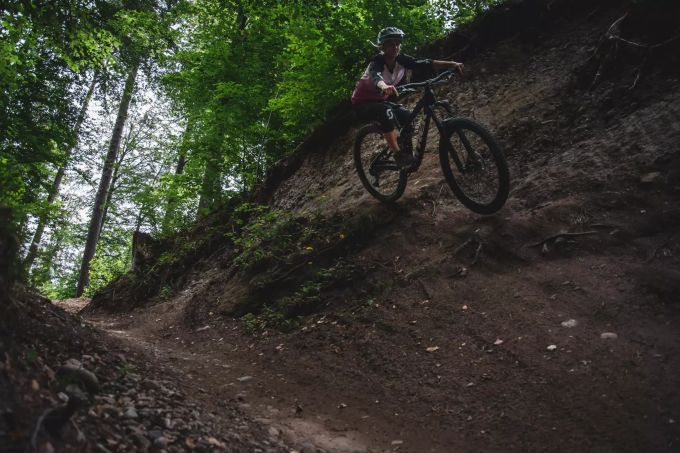 Unterwegs auf dem Rabenfluh Trail. Bikepark Thunersee