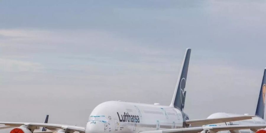 Zwei eingemotte Airbus A380 der Fluggesellschaft Lufthansa sind auf dem Flughafen Teruel in Spanien abgestellt. Foto: Javier Escriche/dpa