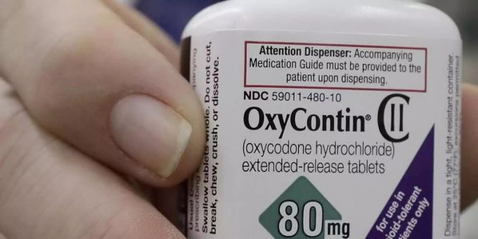 Das Schmerzmittel Oxycontin. Purdue Pharma und der Eigentümerfamilie Sackler wird vorgeworfen, Schmerzmittel unter Verschleierung von Suchtgefahren mit rücksichtslosen und aggressiven Methoden vermarktet zu haben. Foto: Jeff Chiu/AP/dpa oxycontin