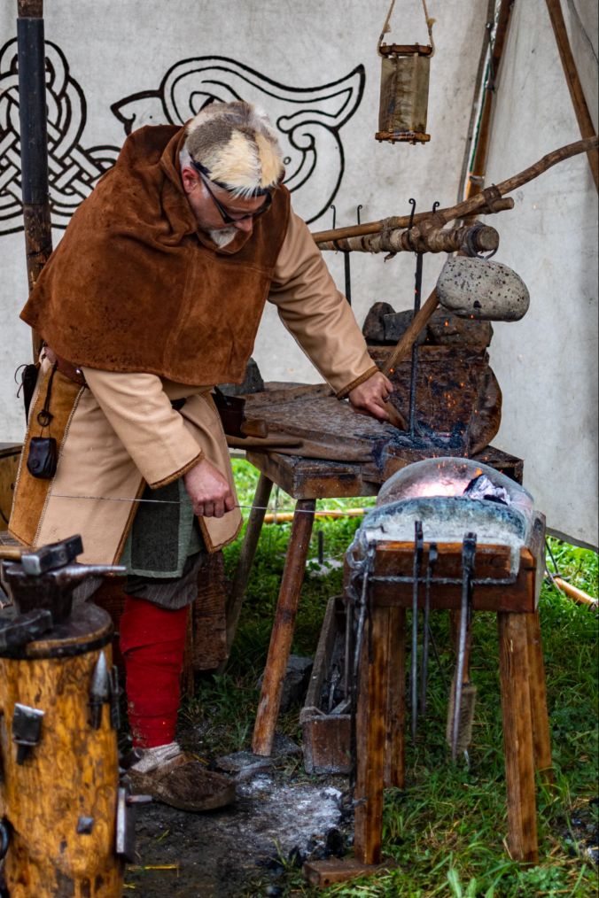 Ein Schmied darf beim Mittelalterfest natürlich nicht fehlen.