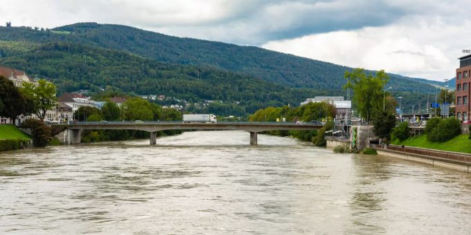 Blick auf die Aare mit der Bahnhofbrücke Olten. Blick auf die Aare mit der Bahnhofbrücke Olten.