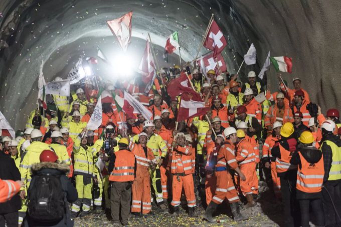 Mitarbeiter jubeln über die Fertigstellung des Ceneri-Basistunnels. Ceneri