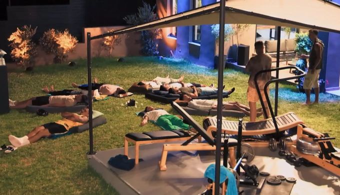 «Die Bachelorette 2020»: Die Männer lassen sich auf eine Entspannungsrunde mit Kandidat Daniel B. ein. «Die Bachelorette 2020»