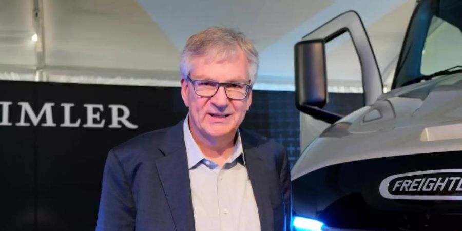 Martin Daum, Chef der Daimler-Lastwagensparte, stellt Elektro-Lastwagen der Marke Freightliner vor. Waymo gilt als führend in der Entwicklung des autonomen Fahrens. Nun tut sich die Google-Schwester mit dem Lastwagenbauer Daimler zusammen, der ebenfalls an der Technik arbeitet. Foto: Axel Postinett/dpa
