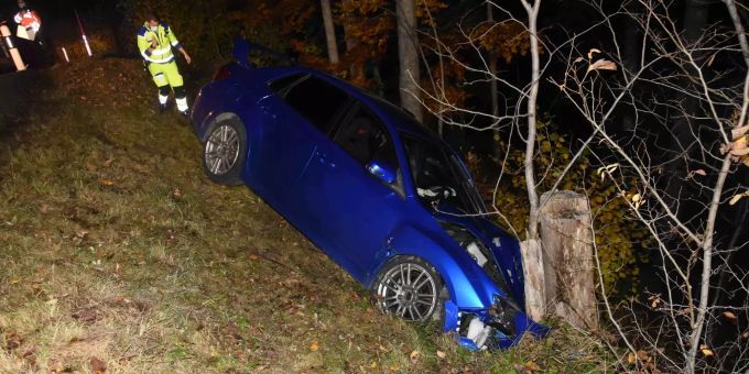 Mit Auto Selbstunfall verursacht. Mit Auto Selbstunfall verursacht