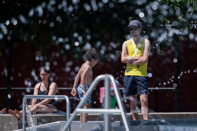Bademeister kontrollieren auch die 1,5 Meter Abstandsregel. Hier im Lido im Lugano TI. Coronavirus Lido Lugano