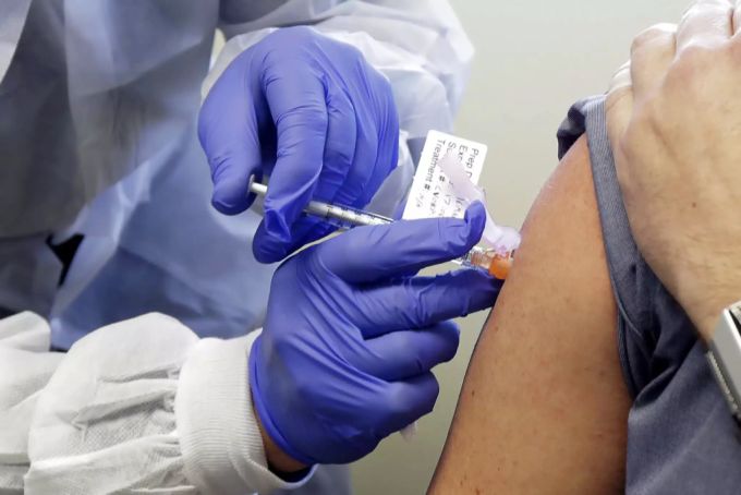 Ein Proband erhält während der Phase-I-Studie im März den experimentellen Impfstoff von Moderna gegen das Coronavirus. Coronavirus Impfstoff