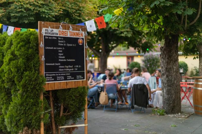 Nur auf den Sozialen Medien hat die Drei Tannen Brauerei für den Biergarten geworben. Herumgesprochen hat sich das Pop-up dennoch. Drei Tannen Brauerei Biergarten