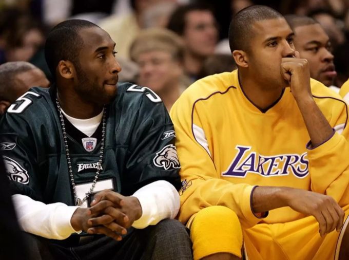 Kobe Bryant (li.) im Trikot der Philadelphia Eagles als Zuschauer während eines NBA-Spiels. Kobe Bryant Philadelphia Eagles
