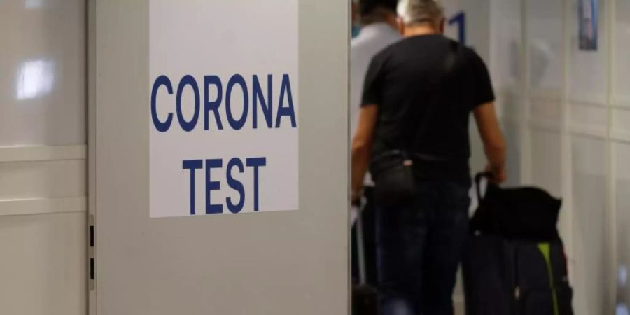 Reiserückkehrer gehen zum Corona-Testzentrum im Flughafen Düsseldorf. Foto: Henning Kaiser/dpa