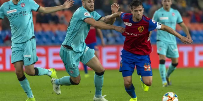Stocker ist oftmals nur mit Fouls zu stoppen. fcb