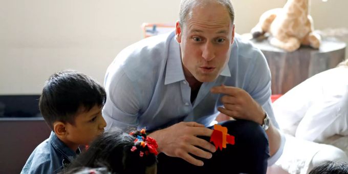 Prinz William gibt bei Kindern in einem SOS-Dorf in Pakistan alles. Prinz William Herzogin Kate