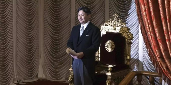 Zwischen Tradition und Moderne: Japans Kaiser Naruhito. Foto: Eugene Hoshiko/AP/dpa Zwischen Tradition und Moderne: Japans Kaiser Naruhito. Foto: Eugene Hoshiko/AP/dpa
