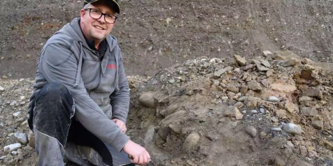 Noch ist der Fund nicht freigelegt: Finder Stefan Bitterli mit dem Mammutzahn in der Kiesgrube in Eschenbach LU. Vor 80'000 Jahren lebten in der Schweiz die Neandertaler. Neandertaler
